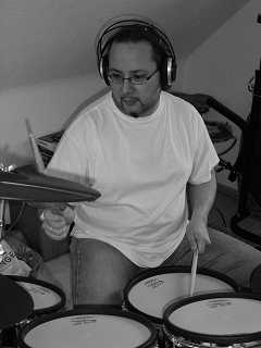 Christoph Tomczak in seinem Element am Schlagzeug